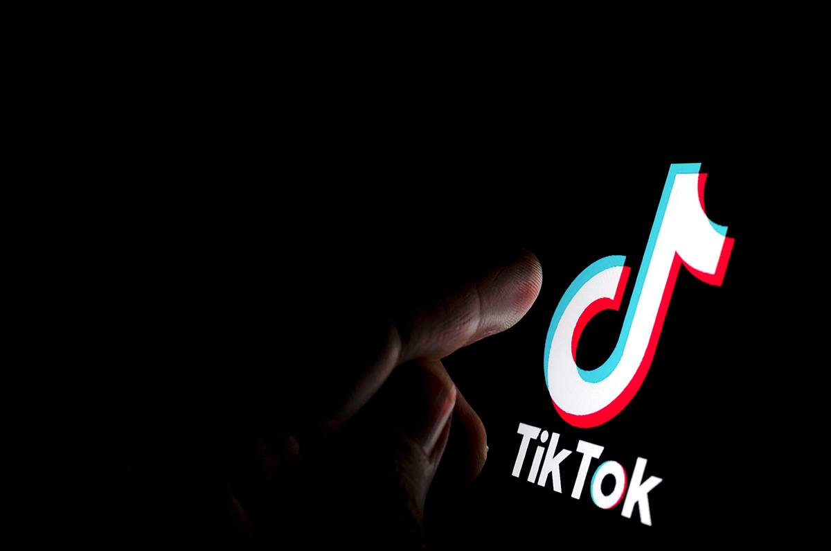 В Мали казнили TikTok блогершу за видео о родном городе На севере Мали боевики похитили и казнили Мариам Сиссе популярную TikTok блогершу с более чем 90 тысячами подписчиков Девушка снимала ролики о жизни в городе Тонка По данным SCMP ссылающегося на семью и местные власти предполагаемые джихадисты обвинили её в сотрудничестве с армией и расстреляли на площади Независимости в Тонке Брат погибшей рассказал что Сиссе задержали в четверг и обвинили в информировании малийской армии о передвижениях боевиков vesti az