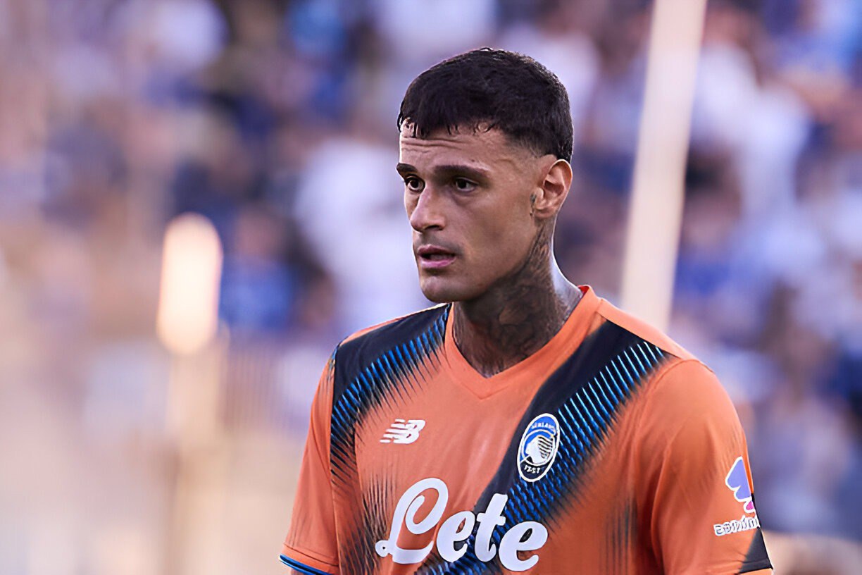 Il Corriere dello Sport Форвард Аталанты Джанлука Скамакка столкнулся с воспалением в левом колене вызванным перегрузкой сустава Игрок уже проходит курс лечения но пока нет ясности когда он сможет вернуться на поле В четверг Скамакка был вынужден покинуть расположение сборной Италии поскольку он так и не смог полноценно тренироваться с адзурри в период международного перерыва Медицинские тесты подтвердили воспалительный процесс и теперь состояние футболиста будет контролироваться ежедневно Участие Скамакки в ближайшем матче Серии А против Лечче остаётся под серьёзным вопросом