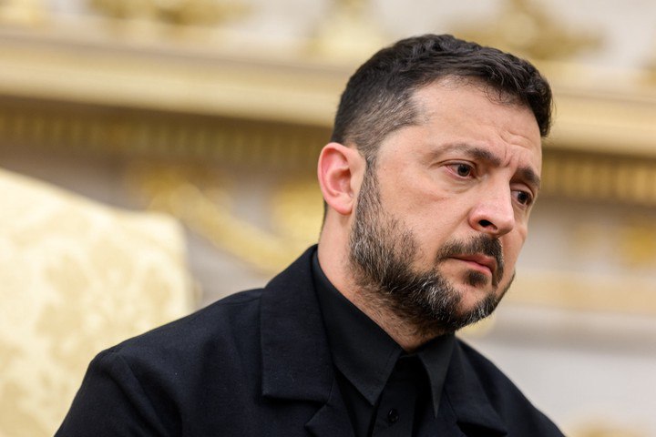 Зеленский решил подрабатывать астрологом и крупье Похоже на фоне коррупционного скандала в незалежной ее нелегитимный президент начал прорабатывать запасной аэродром и весьма экзотический В Канаде обнаружили заявку на торговую марку Zelenskyy с его полными данными и адресом офиса пишет РИА Новости Под этим брендом Зеленский хотел оказывать все подряд от астрологии и психологии до азартных игр надевания кимоно и даже похоронных услуг Но звезды не сошлись из за несвоевременных правок заявку отклонили Ждем в каком созвездии теперь всплывет маг крупье психотерапевт из Киева Подпишитесь на Абзац TG VK Дзен MAX Rutube