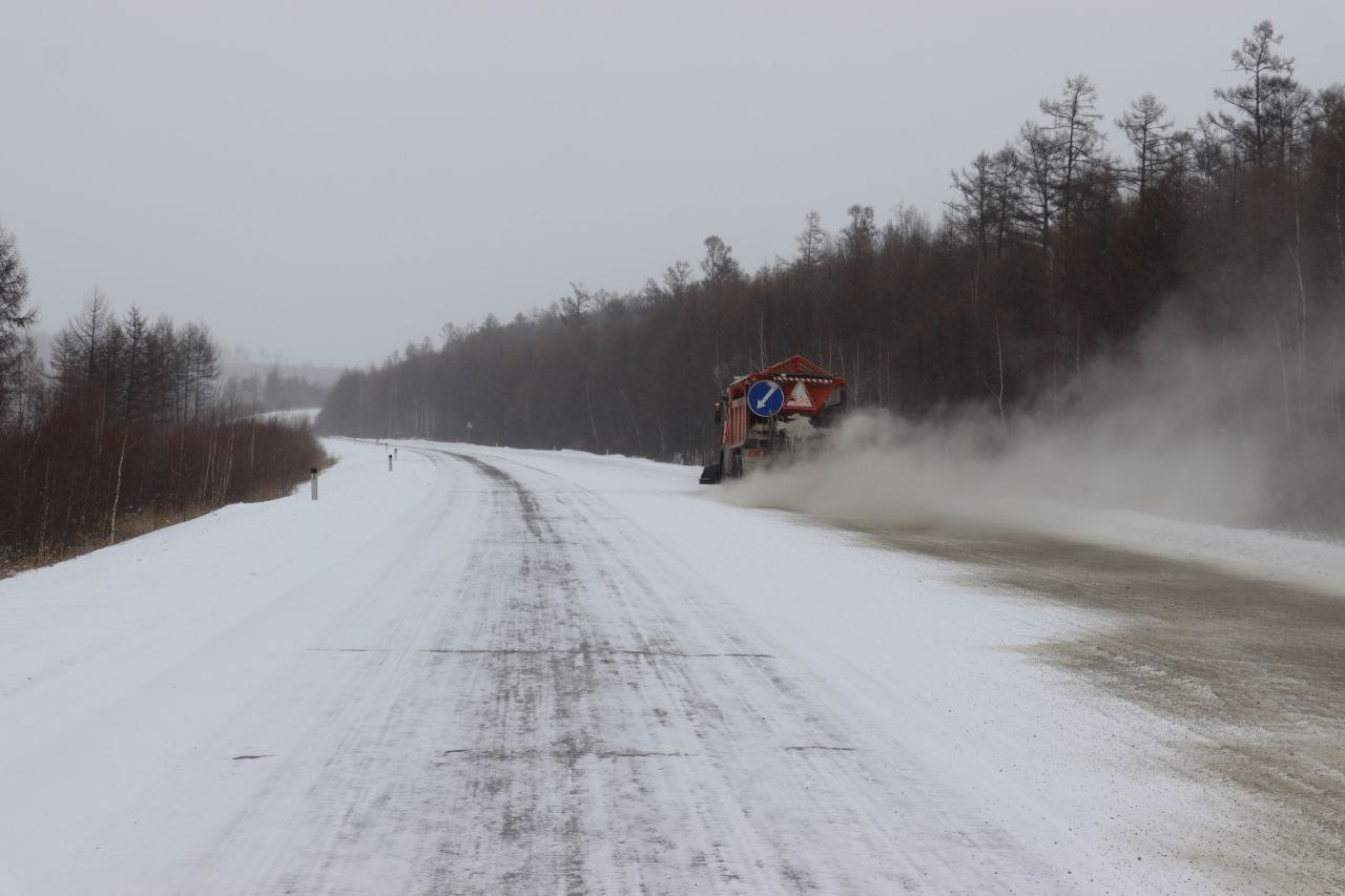 Почти 60 спецавтомобилей чистят от снега федеральные трассы в Забайкалье После прошедшего снегопада дорожники круглосуточно чистят федеральные трассы от снега в Забайкалье На расчистке задействовано 56 единиц техники включая комбинированные дорожные машины погрузчики экскаваторы и автогрейдеры  Так 24 единицы техники работают на трассе Р 297 Амур Чита Хабаровск 12 единиц на трассе Р 258 Байкал Иркутск Улан Удэ Чита 20 единиц на дороге А 350 Чита Забайкальск Специалисты чистят проезжую часть от снега и посыпают её противогололедным материалом Дежурные бригады следят за ситуацией на дорогах Актуальную информацию о состоянии проезда или сообщение о нештатной ситуации можно получить по телефону дежурно диспетчерской службы Упрдор Забайкалье 8 3022 36 49 96 Фото пресс службы Упрдор Забайкалье   ChitaMedia Забайкальский край