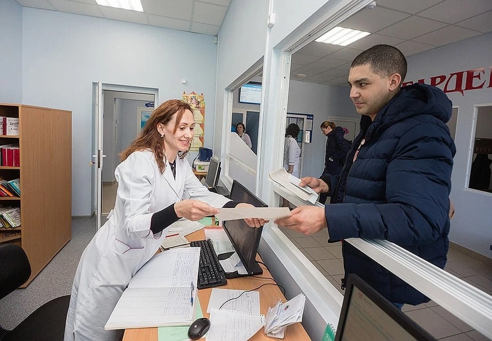 Семидневный режим работы ввели в стоматологических поликлиниках Нижнего Новгорода  Стоматологические поликлиники для взрослых и детей во всех районах города теперь принимают пациентов по субботам с 08:00 до 18:00, а по воскресеньям – с 09:00 до 15:00. Причем речь идет не о дежурных кабинетах, а о полноценном приеме как по полису ОМС, так и на платной основе.    Нижегородская Стрелка Z Подпишись