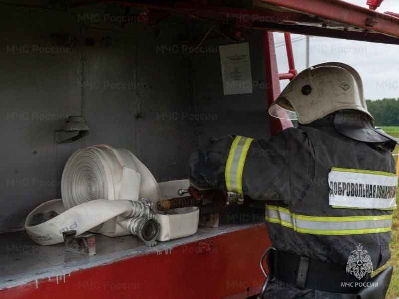 Герои без погон по зову души в огонь В Брянской области 74 добровольные пожарные команды и свыше 660 пожарных дружин объединяющих почти 9150 неравнодушных человек Как правило это местные жители которые прошли специальную подготовку освоив базовые навыки тушения возгораний на начальном этапе На вооружении добровольцев находится более 80 единиц специализированной техники Их вклад неоценим только с начала 2025 года добровольцы региона приняли участие в ликвидации 244 пожаров причем 35 возгораний были потушены ими полностью самостоятельно Чем занимаются эти отважные люди оперативно ликвидируют ландшафтные пожары тушат возгорания на начальной стадии в самых отдаленных населенных пунктах эффективно сдерживают распространение огня до прибытия профессиональных пожарных расчетов оказывают всестороннюю помощь огнеборцам во время масштабных ликвидаций проводят жизненно важные профилактические мероприятия со своими односельчанами повышая их пожарную грамотность Ежегодно ряды добровольцев пополняются новыми героями готовыми прийти на помощь и защитить своих ближних от огненной стихии МЧСпоБрянскойОбласти mchs bryansk Подписывайся на МЧС России в Telegram MAX