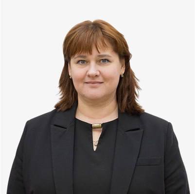 Задержана замглавы подмосковных Химок Ирина Жданкина  на фото . По данным SHOT, в мэрии проходят обыски. Также задержана подчинённая Жданикной — начальник управления по развитию территорий и инвестициям Администрации г.о. Химки Евгения Янченко.  Ранее SHOT писал, что экс-заместитель главы подмосковных Химок Николай Минаев сбежал из России после того, как его объявили в розыск. Бывший чиновник обвиняется в получении взятки в особо крупном размере. Связано ли это с сегодняшними обысками, сейчас выясняется.