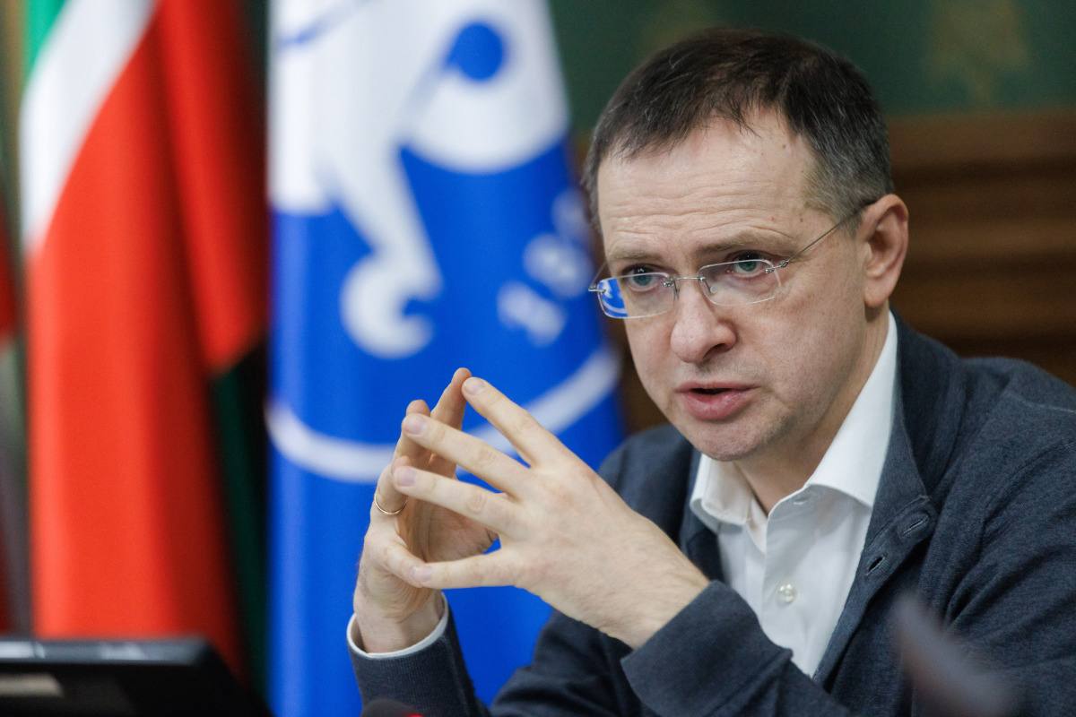 Владимира Мединского занесли в базу украинского сайта «Миротворец» На сайте в профиле политика упоминаются его личные данные, фрагменты поездки в Крым и цитаты выступлений. Помощник президента РФ Владимир Мединский является главой российской делегации на переговорах РФ и Украины в Стамбуле. «Миротворец» — запущенный в 2014 году украинский интернет-сайт. Проект позиционирует себя как «исследовательский центр по преступлениям против национальной безопасности Украины». Прислать новость Подписаться
