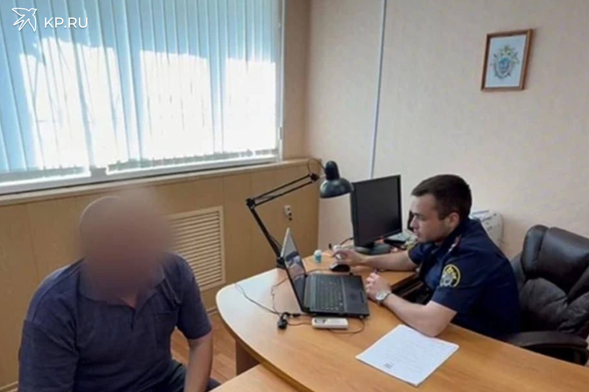 Устроившего стрельбу в воронежской Россоши поместили в СИЗО Как известно, вечером 23 мая на железнодорожном вокзале в городе Россошь 38-летний местный житель открыл стрельбу по прохожим. Одного ранил, пострадавшего прооперировали. Полицейские по записям камер наблюдения выяснили личность подозреваемого, его поймали на одной из улиц города 25 мая. Теперь же по ходатайству органов следствия злоумышленника заключили под стражу. В ближайшее время ему предъявят обвинение по ч. 3 ст. 30, п. «а» ч. 2 ст. 105 УК РФ покушение на убийство двух и более лиц и ч.1 ст. 222 УК РФ незаконное хранение и ношение огнестрельного оружия . Подозреваемый дал признательные показания, - уточнили в пресс-службе СУ СК РФ по региону.