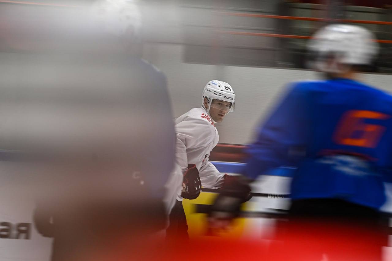 Авангард проведет первый матч выездного дальневосточного тура Сегодня ястребы выйдут на лед в Хабаровске где встретятся с Амуром В составе команды на выезд отправился Клим Костин с которым накануне подписали контракт Также после травмы вернулся в строй молодой форвард Павел Леука Кто из игроков сегодня окажется в основном составе и поможет ястребам одержать победу Не пропустите прямую трансляцию на 12 канале Начало в 15 00 Болеем за наших Фото ХК Авангард Подписывайтесь на 12 канал в МАХ