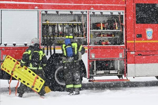 В Мурманской области на нефтебазе произошел разлив 80 тонн бензина Это случилось в городе Оленегорске сообщили в пресс службе регионального управления МЧС На территории нефтебазы выявлено нарушение герметичности трубопровода связанного с резервуаром для бензина В результате в пределах площадки произошло вытекание бензина марки АИ 95 уточнили в ведомстве Там добавили что подачу топлива оперативно прекратили Позднее в МЧС заявили что приступили к подготовительным работам для откачки бензина и загрязненного снега для дальнейшей утилизации НАШИ РЕСУРСЫ Telegram Tik tok YouTube RUTUBE