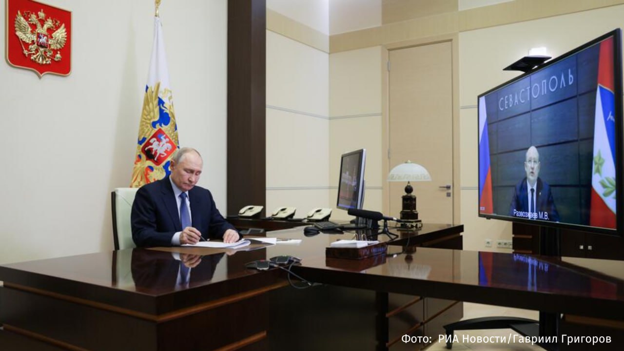Владимир Путин подписал закон о создании в России национального мессенджера. Новая многофункциональная цифровая платформа объединит функции мессенджера и сервисы государственных и муниципальных услуг. Пользователи нового сервиса смогут подписывать документы с помощью усиленной электронной подписи. Также сервис позволит гражданам РФ удостоверять свою личность при помощи цифрового ID — это приравнивается к предоставлению физического оригинала. Закон вступает в силу со дня официального опубликования, за исключением ряда норм. Так, требование об обязательной предустановке сервиса на смартфоны, планшеты и другие устройства вступает в силу с 1 сентября 2025 года. Буст Отправить новость