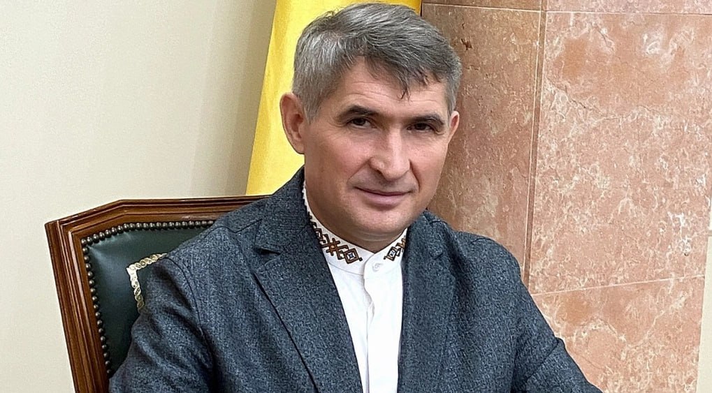 Единственного губернатора-справоросса Олега Николаева Чувашия , который будет баллотироваться на второй срок на сентябрьских выборах в качестве самовыдвиженца, поддержит не только ЕР, но и КПРФ. Коммунисты не станут выдвигать своего кандидата из-за «близости позиций» с действующим главой республики и публично поддержат его. Аналогичной позиции придерживается и «Единая Россия». На выборах 2020 года Николаев победил с 75,6% голосов. Кандидат от КПРФ Александр Андреев занял второе место 10,3% . «Единая Россия» не выдвигала кандидата против Николаева.