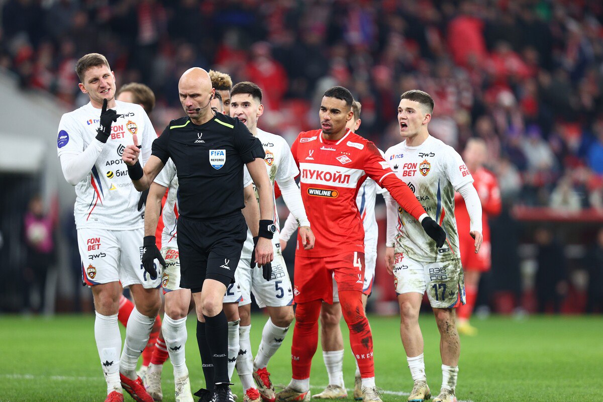 ЭСК поддержала все спорные решения судьи в матче Спартак ЦСКА Экспертно судейская комиссия ЭСК РФС поддержала два спорных решения арбитра Сергея Карасева в матче 16 тура Российской премьер лиги РПЛ между московскими Спартаком и ЦСКА Об этом сообщается на сайте РФС Встреча состоялась 22 ноября и завершилась со счетом 1 0 в пользу Спартака ЦСКА обратился в ЭСК по двум эпизодам Первый неназначенный на 5 й минуте пенальти в ворота Спартака за фол Александра Максименко на Даниле Круговом Второй в ЦСКА считали что на 43 й минуте после подачи с углового в ходе борьбы в штрафной игрок Спартака Игорь Дмитриев нарушил правила в отношении Игоря Акинфеева выставляя руку и блокируя вратаря ЭСК единогласно поддержала оба этих решения Карасева Комиссия постановила что судья правильно не назначил пенальти в ворота Спартака а также правильно засчитал взятие ворот ЦСКА Global Look Press Подписаться на РБК Спорт