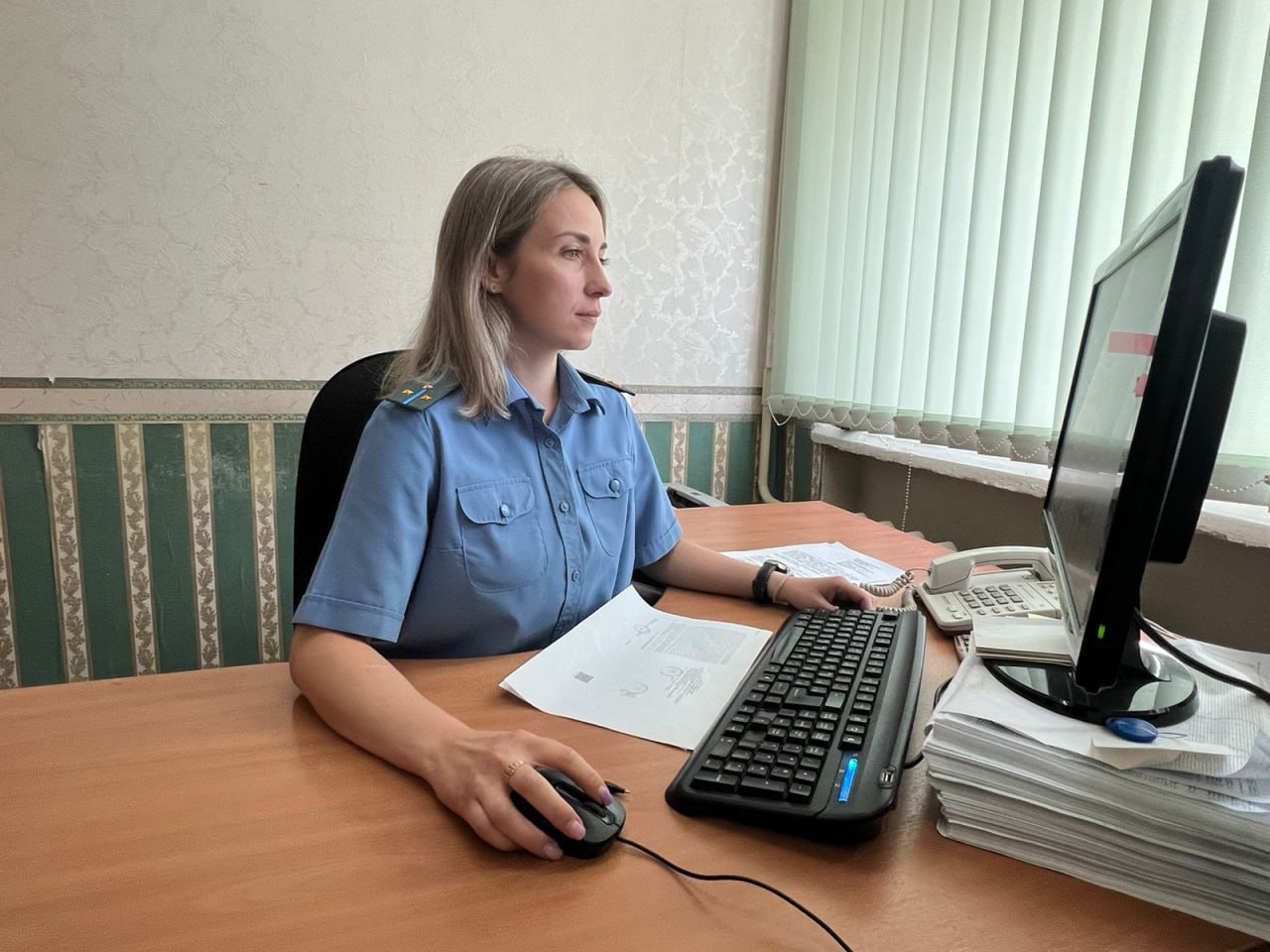 Житель Тындинского округа оплатил крупный долг за ЖКХ после ареста банковского счёта На основании исполнительного листа в отделении судебных приставов по Тындинскому району возбуждено исполнительное производство о взыскании с тындинца задолженности за услуги ЖКХ в размере около 120 тыс рублей Судебный пристав исполнитель уведомил должника и предупредил о ответственности за неисполнение решения суда Однако долг оставался неоплаченным Для стимулирования к исполнению решения суда были приняты меры выдано постановление о запрете регистрационных действий в отношении транспортного средства а также наложен арест на банковский счёт Эти меры быстро привели к тому что житель Тындинского округа в полном объёме погасил задолженность за коммунальные услуги Мораль чтобы избежать подобных мер принудительного характера важно своевременно оплачивать счёта за ЖКХ gazeta bam Мы в МАХ