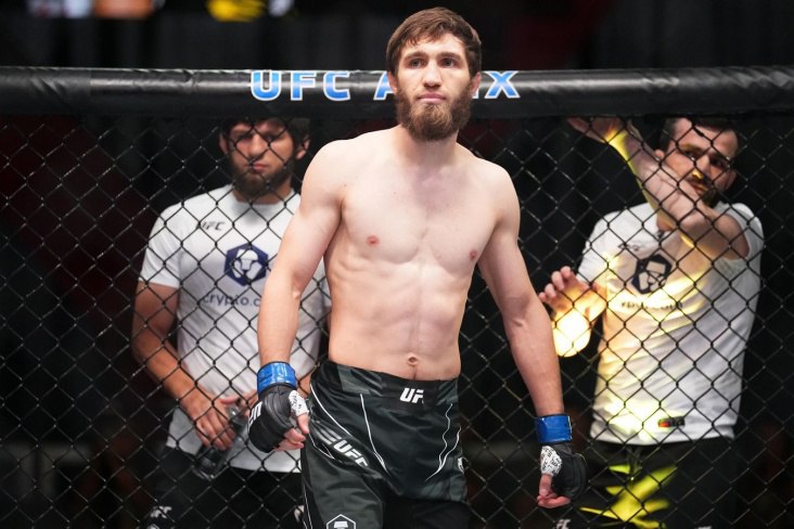 Саид Нурмагомедов терпит второе поражение подряд в UFC. В Абу-Даби его единогласным судейским решением побеждает Брайс Митчелл. Саид провел отличный первый раунд – хорошо защищался от борьбы, контратаковал и даже отправил соперника в нокдаун. А вот две последующие пятиминутки оказались очень вязкими – американец контролировал поединок то у сетки, то в партере. Ничего опасного Митчелл не совершал, но контроль есть контроль и судьи вынесли предсказуемый вердикт.