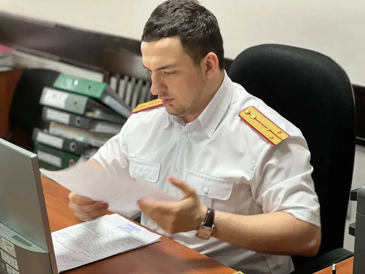 В Каспийске задержан мужчина по подозрению в убийстве бывшей супруги Следственный комитет Дагестана возбудил уголовное дело против жителя Каспийска по ч 1 ст 105 УК РФ убийство По данным следствия трагедия произошла 19 апреля 2026 года в женской квартире Во время распития спиртного между бывшими супругами вспыхнула ссора В ходе конфликта мужчина нанёс женщине множественные удары ножницами в голову От полученных травм потерпевшая скончалась на месте В настоящее время следователи проводят необходимые мероприятия для установления всех деталей преступления