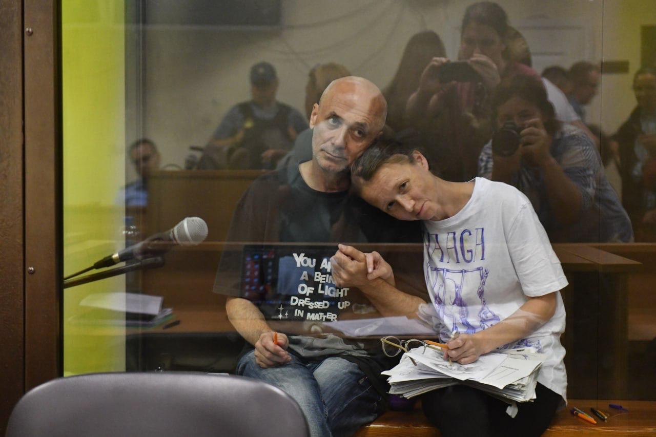 Политзаключенный Александр Доценко перенес обширный инфаркт в колонии Его вместе с женой осудили за листовки со словами Путиняку на гиляку Об этом сообщили в группе поддержки мужчины Приступ произошел 12 февраля заключённого экстренно госпитализировали Пока врачи оценивают его состояние как критическое Как сообщается мужчине удалось увидеться с дочерью В июле 2024 года суд приговорил супругов Анастасию Дюдяеву и Александра Доценко к 3 5 и 3 годам колонии поселения Их обвинили в призывах к террористической деятельности после того как в посещённом ими магазине Лента нашли записки с антипутинскими надписями на украинском языке Доценко и Дюдяева не признали авторство листовок Задонатить через бота Patreon