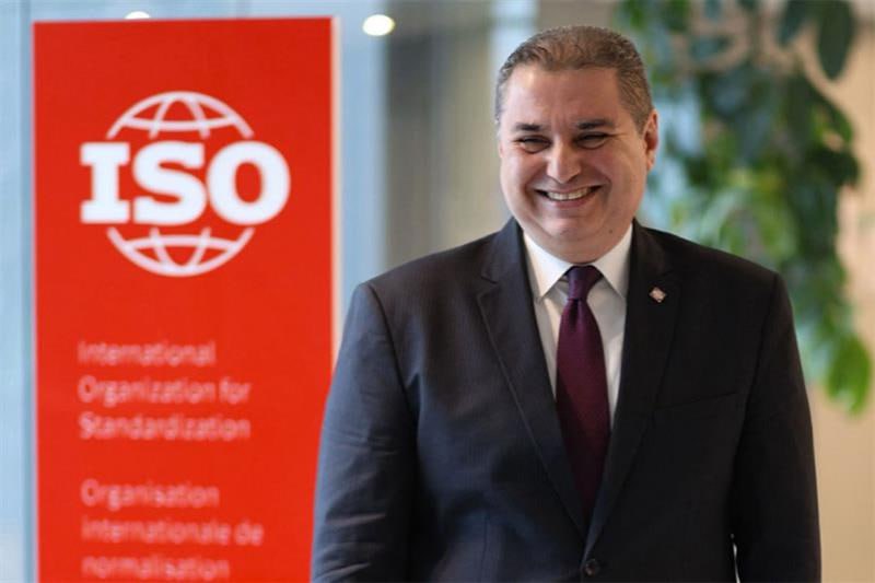 Египет стал председателем ISO первым в арабском мире Египет был избран руководителем Международной организации по стандартизации Это достижение выводит Каир на передовые позиции в формировании глобальных стандартов качества и устойчивого развития Халед Хассан Суги председатель Египетской организации по стандартизации и качеству официально вступил в должность президента ISO после победы Египта на выборах в организацию заручившись поддержкой 63 государств членов против 49 голосов за Аргентину Он будет исполнять обязанности в течение трех лет с 2026 по 2028 год став первым арабом и вторым африканцем возглавившим эту международную организацию с момента ее создания в 1947 году sharq analytics