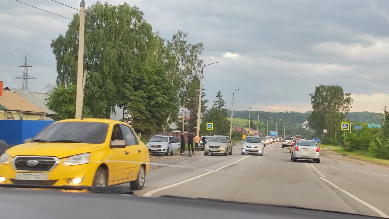 Туляка госпитализировали после ДТП на Новомосковском шоссе  18 июля в 16:40 на Новомосковском шосе в Туле 21-летний водитель «Хендай Солярис» сбил мужчину 1981 года рождения. Об этом рассказали в тульской Госавтоинспекции.  По предварительным данным, пешеход переходил дорогу вне пешеходного перехода — справа налево.  В результате аварии пострадавший получил травмы и был госпитализирован. Обстоятельства ДТП уточняются.  На фото - пробка, которая собралась из-за аварии в деревне Большая Еловая.  ПОДРОБНЕЕ