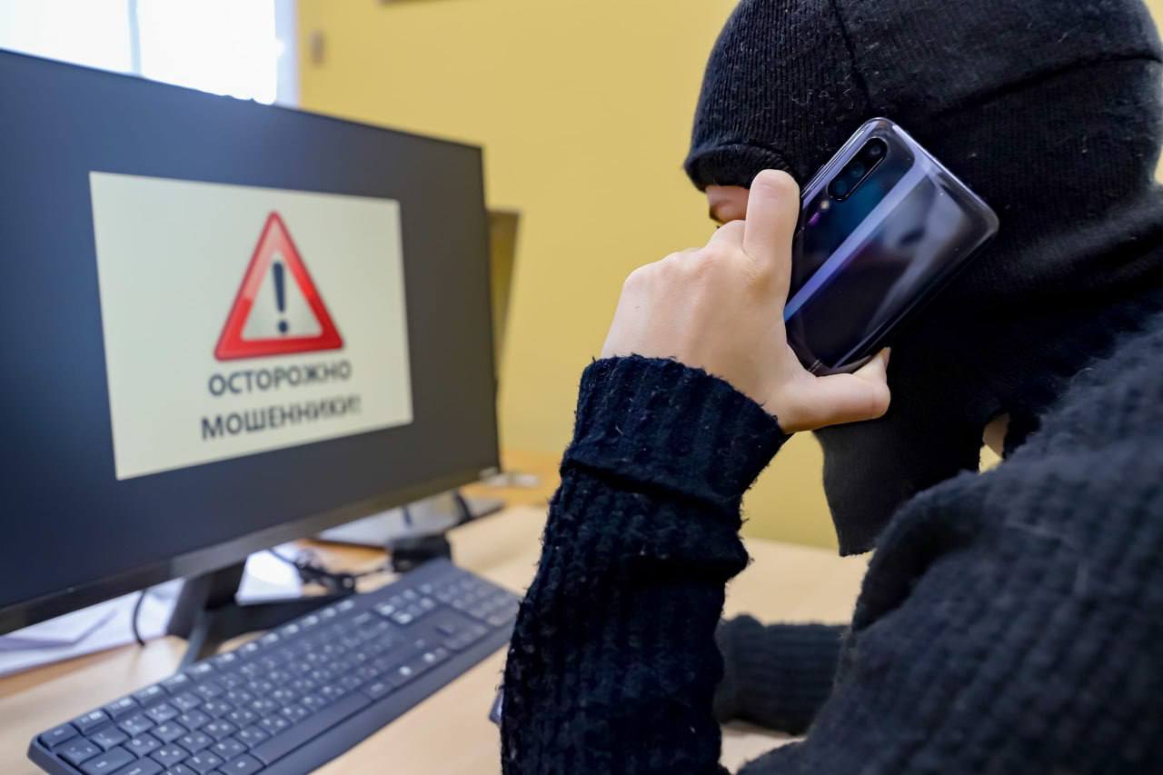 Мошенники придумали новую схему обмана россиян с онлайн занятиями Аферисты под видом учеников записываются к репетиторам на онлайн уроки После получения от преподавателя настоящей ссылки на занятие злоумышленники говорят что та не работает и присылают свою ссылку Перейдя по такой ссылке репетитор попадет на фишинговый сайт который внешне похож на платформу для видеосвязи Ничего не подозревая жертва вводит данные для входа например от своего Zoom или Google аккаунта С помощью этих данных мошенники получают доступ ко всем остальным ресурсам зарегистрированным на указанную почту НАШИ РЕСУРСЫ Telegram Tik tok YouTube RUTUBE