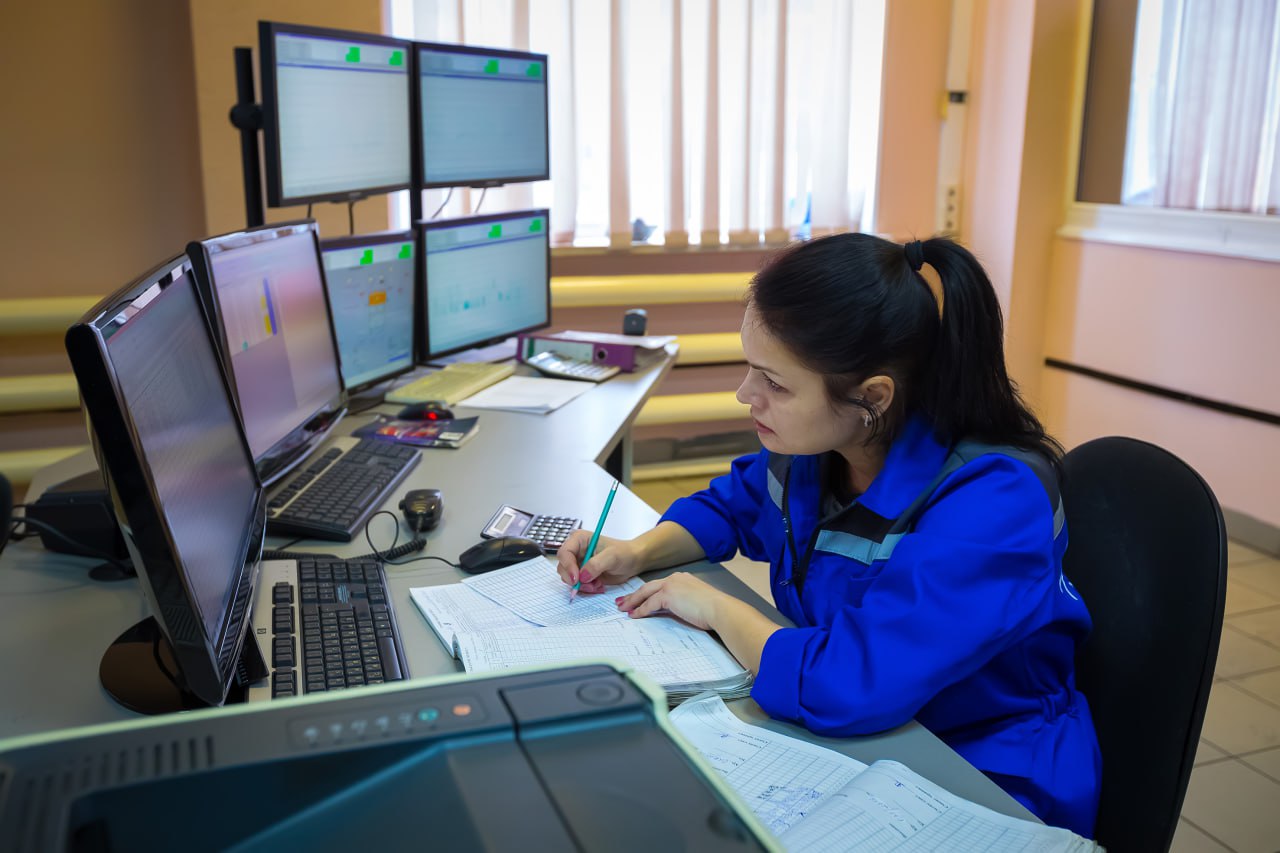 Зарплаты по отдельным специальностям на Южном Урале взлетели на 117 Курганская Челябинская и Свердловская области стали лидерами Урала по росту зарплатного предложения за три года Согласно исследованию основанному на анализе вакансий медианная зарплата в этих регионах выросла на 42 39 и 38 соответственно по сравнению с 2023 годом При этом самыми высокими зарплатами в 2025 году работодатели привлекают соискателей в Ямало Ненецком автономном округе где предложение достигает 116 7 тысяч рублей в Ханты Мансийском АО и Свердловской области Особенно показательная динамика наблюдается в Челябинской области Здесь на фоне общего роста в 39 для многих профессий оклады увеличились значительно больше Рекордный скачок зафиксирован для промоутеров их зарплатное предложение выросло на 117 и составило 65 тысяч рублей Существенно более чем на 90 выросли зарплаты у водителей электромонтажников и маляров которые в настоящее время достигают 150 т р На 50 80 увеличились предложения для сварщиков разнорабочих а также для руководящих позиций таких как коммерческие директора и директора по персоналу где зарплаты могут достигать 200 т р Эксперты обращают внимание что половину списка профессий с опережающим ростом оплаты составляют рабочие специальности Аналитики также отмечают что итоговый уровень дохода сильно зависит от конкретных навыков и компетенций соискателя которые позволяют специалисту зарабатывать существенно выше среднерыночного уровня eugenejut