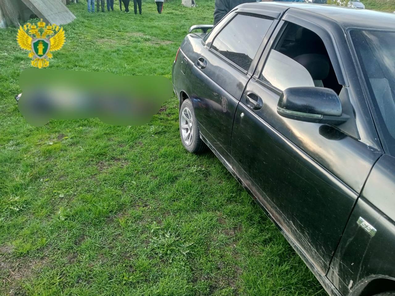 Житель Кировского района убил знакомого, вспоров артерию на бедре 30 апреля 41-летний обвиняемый с другом распивали спиртные напитки в деревне Леонов Почино. В автомобиле между ними вспыхнула ссора и в ход пошел нож. Пострадавший скончался на месте от кровопотери. Следствие по делу завершено, уголовное дело направлено в суд. Фигуранту грозит до 15 лет колонии. ES! - канал. Подписаться