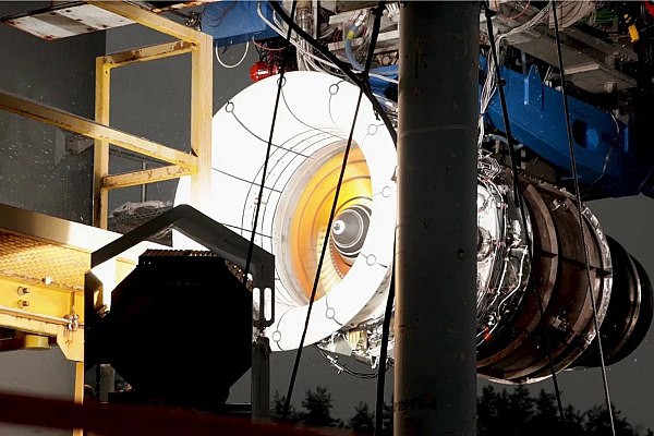 Двигатель ПД 8 для самолета Superjet успешно прошел испытания на попадание птиц Объединенная двигателестроительная корпорация Госкорпорации Ростех провела сертификационные испытания новейшего авиационного двигателя ПД 8 на попадание птиц Силовая установка для самолета Superjet подтвердила устойчивую работу в случае столкновения со стаей птиц Испытания показали надежность двигателя и безопасность полета даже в нештатной ситуации Об этом сообщает AVIA RU Испытания новейшего авиационного двигателя проведены на открытом испытательном стенде рыбинского предприятия ОДК Сатурн Это одно из ключевых испытаний в рамках сертификации ПД 8 Во время работы двигателя на максимальном взлетном режиме с тягой 8 тонн из специальной пушки с четырьмя стволами установленной в пяти метрах от силовой установки за одну секунду были выпущены сразу четыре тушки имитирующих стаю птиц aviaru net n291787