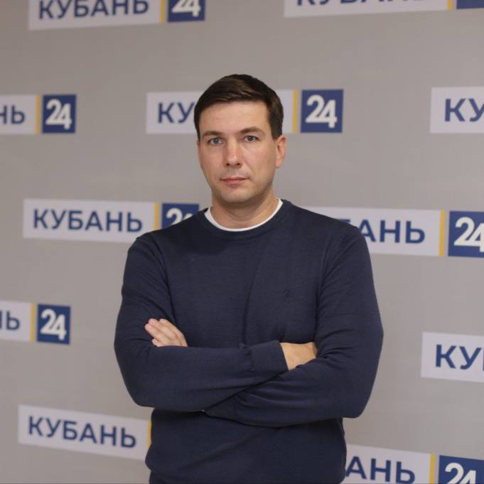 Заместителем губернатора по социальным вопросам назначен Александр Руденко Он сменил на этом посту Анну Минькову Он родился 10 августа 1983 года окончил факультет журналистики Кубанского государственного университета С 2005 года работал по специальности на различных должностях в ГТРК Кубань в Сочи и Краснодаре с 2021 года стал заместителем а в последующем и директором медиагруппы Кубань 24 Семейное положение воспитывает 3 детей Вениамин Кондратьев назначил заместителей губернатора Краснодарского края Глава региона подписал соответствующие распоряжения Первым вице губернатором Краснодарского края остается Игорь Галась Решение главы региона о его назначении 1 октября поддержали депутаты на 66 й сессии ЗСК С 2015 года Игорь Галась занимал должность вице губернатора с октября 2021 года первого заместителя губернатора На посту он продолжит отвечать за финансовую бюджетную и экономическую политику Андрей Коробка продолжит курировать агропромышленный комплекс Краснодарского края Он является заместителем губернатора с 2015 года До этого был депутатом Совета муниципального образования Динской район Курировать работу в сфере строительства будет Дмитрий Маслов Он родился 11 марта 1988 года в г Новочеркасске Ростовской области Окончил Южно Российский государственный политехнический университет им М И Платова Работал инженером в Научно исследовательском институте промышленной и экологической безопасности Южно Российского государственного технического университета на инспекторских и руководящих должностях Северо Кавказского управления Федеральной службы по экологическому технологическому и атомному надзору Вице губернатором по вопросам развития курирующим в том числе промышленную политику курортную отрасль потребительскую сферу развитие бизнеса и внешнеэкономическую деятельность остается Александр Руппель Он занимал этот пост с 2020 года а ранее был министром экономики Краснодарского края Заместителем губернатора по социальным вопросам назначен Александр Руденко Он родился 10 августа 1983 года окончил факультет журналистики Кубанского государственного университета С 2005 года работал по специальности на различных должностях в ГТРК Кубань в Сочи и Краснодаре с 2021 года стал заместителем а в последующем и директором медиагруппы Кубань 24 Семейное положение воспитывает 3 детей Заместителем главы региона по имущественным отношениям и природным ресурсам стал Роман Лузинов Он занимал эту же должность с декабря 2022 года а ранее был заместителем главы Краснодара Евгений Пергун назначенный вице губернатором в 2024 году продолжит отвечать за транспорт ТЭК и ЖКХ госрегулирование тарифов С марта 2019 года по июнь 2024 года он был главой муниципального образования Динской район Заместителем губернатора по вопросам внутренней политики региона остается Александр Топалов Данный пост он занимает с 2023 года Ранее был директором департамента внутренней политики Краснодарского края Вице губернатором по вопросам казачества спорта и мобилизационной работы назначен Александр Агибалов Он родился 18 мая 1988 года в Краснодаре Окончил Кубанский государственный университет физической культуры спорта и туризма С 2011 года работал на различных должностях в учреждениях и органах исполнительной власти Краснодарского края принимал участие в развитии системы образовании и молодежной политики духовно нравственного и военно патриотического воспитания был председателем Союза казачьей молодежи Кубани С 2020 года занимал руководящие должности в Сахалинской области был советником губернатора Хабаровского края атаманом Уссурийского казачьего войска Участник специальной военной операции Подписаться на каналы Новости Подработка Вещи даром пристраиваем ненужные вещи