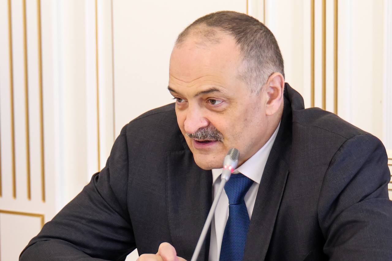 — Зачем забрали-то баскетбольную площадку у детей? Сергей Меликов прокомментировал резонанс с баскетбольной площадкой в парке им. Ленинского комсомола в Махачкале. Многочисленные обращения жителей и общественников о преобразовании общедоступного пространства в коммерческий теннисный корт зафиксировал ЦУР Дагестана. Как отметили в мэрии Махачкалы, инвесторы сделали площадку мультиспортивной: теперь здесь можно играть не только в баскетбол, но и в теннис, волейбол и бадминтон. Рассматривается коммерческое предложение, средства, полученные от аренды, планируется направлять на содержание самой площадки. Глава региона отметил, что при преобразовании общественных пространств обязательно учитывать мнения жителей. Забирать под коммерцию их территорию недопустимо. По его словам, необходимо установить график, чтобы на площадке могли заниматься любители и тенниса, и баскетбола, и местные жители, а горожанам — дать разъяснения, а не устанавливать таблички коммерческого объекта. «Дайте разъяснение тогда. Никто же ничего не объясняет, поэтому люди задают вопрос», — отметил Сергей Меликов.