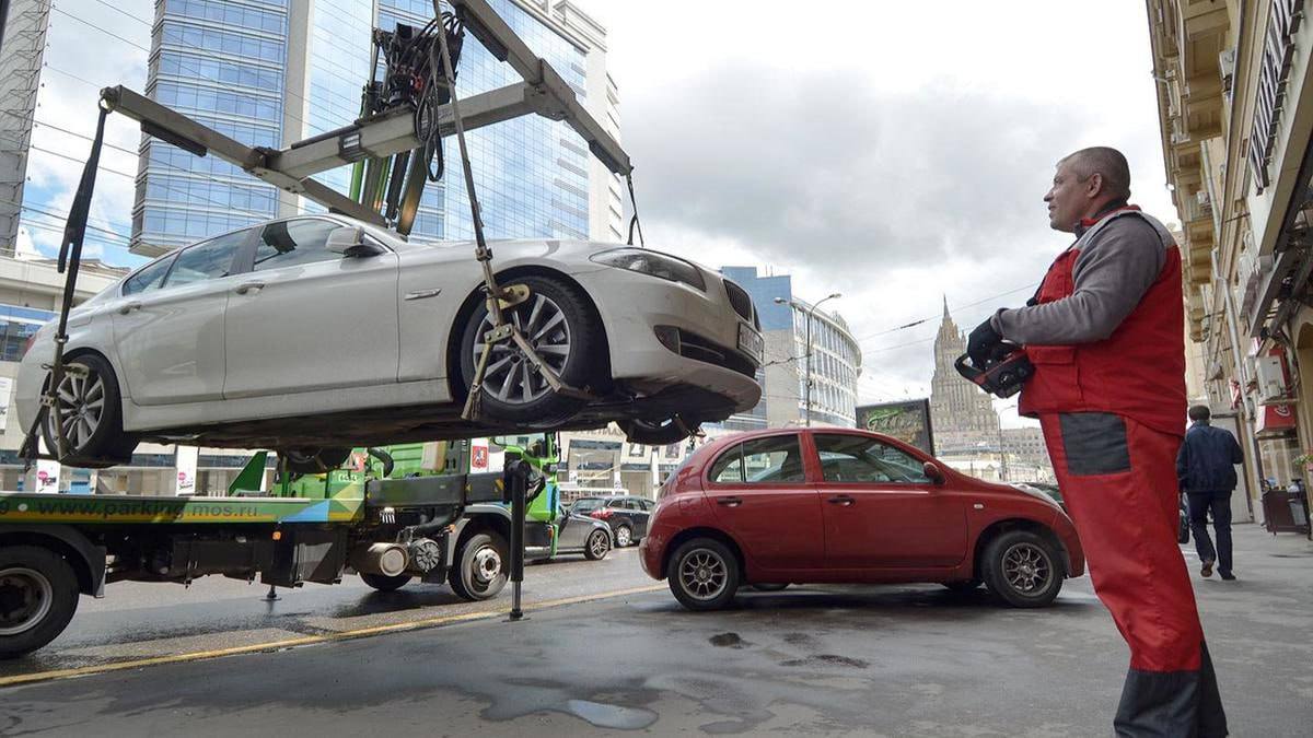 Госдума отклонила законопроекты связанные с принудительной эвакуацией автомобилей  Первый законопроект предусматривал приостановку процедуры в случае, если владелец заявлял о наличии документов в автомобиле.   Второй законопроект содержал предложение о введении ограничения на стоимость эвакуации, связывая тариф с величиной прожиточного минимума в конкретном регионе.