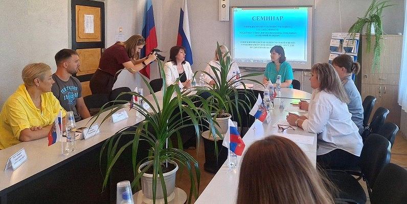 Как работодателям получить субсидию за устройство людей с инвалидностью рассказали специалисты Соцфонда по ЛНР Специалисты Отделения Социального фонда России по ЛНР провели совместный семинар с республиканским Центром занятости населения На семинаре для работодателей региона обсудили возможности возмещения расходов на создание комфортных рабочих мест для сотрудников с инвалидностью I и II группы а также ветеранов боевых действий с любой группой инвалидности Это касается как новых рабочих мест так и адаптации существующих под индивидуальные нужды Работодатели могут получить компенсацию части заработной платы за трудоустройство ветеранов СВО людей с инвалидностью одиноких и многодетных родителей усыновителей и опекунов воспитывающих несовершеннолетних детей или детей с инвалидностью Полный перечень категорий Важно чтобы на момент подачи заявления у работодателя не было задолженности по заработной плате а также налогам сборам страховым взносам пеням штрафам и процентам превышающим 10 тысяч рублей отметила заместитель начальника управления социального страхования Соцфонда России по ЛНР Оксана Мощенко Заявление на субсидию нужно подать в Отделение СФР по ЛНР не ранее чем через месяц после трудоустройства но не позднее 15 декабря текущего года Сделать это можно через личный кабинет страхователя на сайте СФР Консультации по телефону регионального контакт центра 8 959 567 75 16 график работы с понедельника по четверг с 9 00 до 18 00 в пятницу с 9 00 до 16 45 и в чате Социального фонда России по ЛНР Луганск СФР страхователи Отделение Социального фонда России по ЛНР здесь СФР страхователисфр