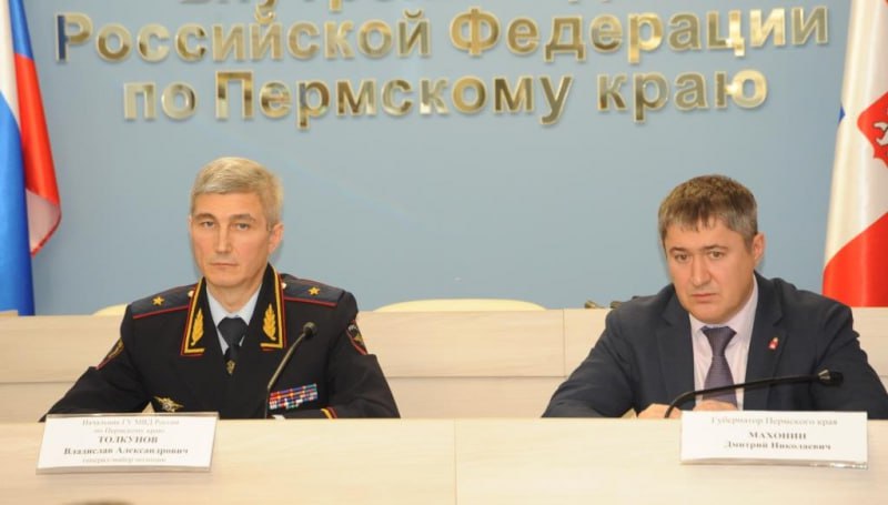 Пермским полицейским представили нового руководителя главка. Сегодня глава МВД России Владимир Колокольцев представил новых руководителей полиции в четырех регионах России, в том числе — начальника регионального главка в Прикамье Владислава Толкунова. Отдельной строкой в представлении нового руководителя говорится о кадровых проблемах в полиции. «Например, в Ростовской области и Краснодарском крае некомплект патрульно-постовой службы полиции превышает 40%, а в Пермском крае — 50%. Обсудите с главами регионов вопрос дальнейшего развития мер социальной поддержки личного состава из регионального бюджета. Особенно это касается Пермского края, где такая практика отсутствует», — заявил Колокольцев. Фото: МВД России