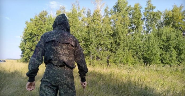 30 бобров под прицелом: власти Новосибирской области разрешили отстрел Министерство природных ресурсов Новосибирской области выдало разрешение на отстрел 30 бобров в период с 20 мая по 16 июня 2025 года. «Отстреливать бобров решили в связи с угрозой, которую они представляют для здоровья местных жителей, объектов животного мира и среды их обитания», — пояснили в Минприроды, уточнив, что добыча разрешена только в конкретных охотничьих угодьях: 20 особей в хозяйстве «Чулымское» и 10 — в хозяйстве «Трофей» Чулымского района. Охотникам разрешено использовать исключительно огнестрельное охотничье оружие, что должно обеспечить гуманный способ регулирования численности популяции, которая, по данным экологов, в последние годы значительно увеличилась, создавая проблемы для местной экосистемы.