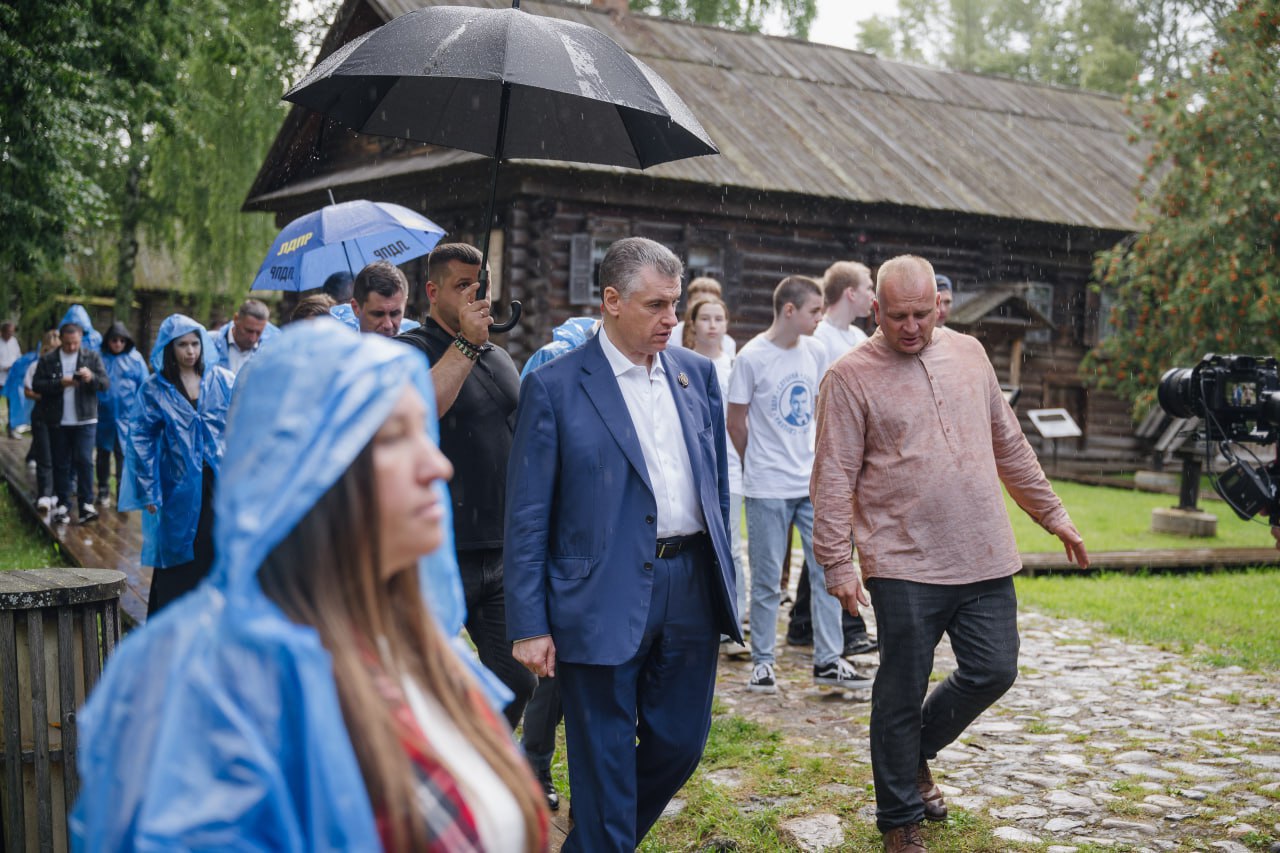 Проблема малых городов в России: время действовать!  Делегация ЛДПР во главе с Председателем партии Леонидом Слуцким посетила Кострому с рабочим визитом. В ходе встречи с жителями были разработаны предложения по поддержке малых городов.  В России под угрозой исчезновения находятся 129 малых городов с населением около 3,5 миллионов человек. Люди уезжают в поисках лучших условий жизни, так как в малых населённых пунктах не хватает рабочих мест, школ и больниц. Ресурсы концентрируются в крупных агломерациях, оставляя малые и средние города без необходимых благ.  ЛДПР предлагает разработать единую федеральную программу поддержки малых городов, которая будет включать налоговые льготы, госгарантии по инфраструктуре и занятости, а также перенести офисы крупных корпораций из больших городов в регионы для привлечения инвестиций. Кроме того, партия настаивает на бесплатном выделении земли под индивидуальное жилищное строительство для семей с детьми, молодых семей, ветеранов СВО и переезжающих из крупных городов.  «Мы должны сделать всё возможное, чтобы малые города и населённые пункты Татарстана не исчезали. Наша цель — вернуть людям уверенность в будущем и сделать их города привлекательными для жизни и работы. Мы должны поддерживать подобные инициативы», - прокомментировал координатор Татарстанского отделения ЛДПР Руслан Юсупов.