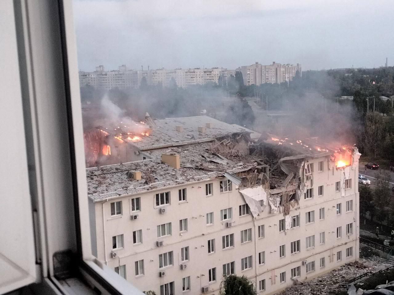 Атака на Харьков: есть погибшие и пропавшие без вести В результате очередной российской атаки на Харьков погибли 4 человека, 18 получили ранения. Об этом сообщил глава Харьковской областной военной администрации Олег Синегубов. По его словам, 5 человек числятся пропавшими без вести. Сейчас продолжается разбор завалов — под ними могут находиться люди.