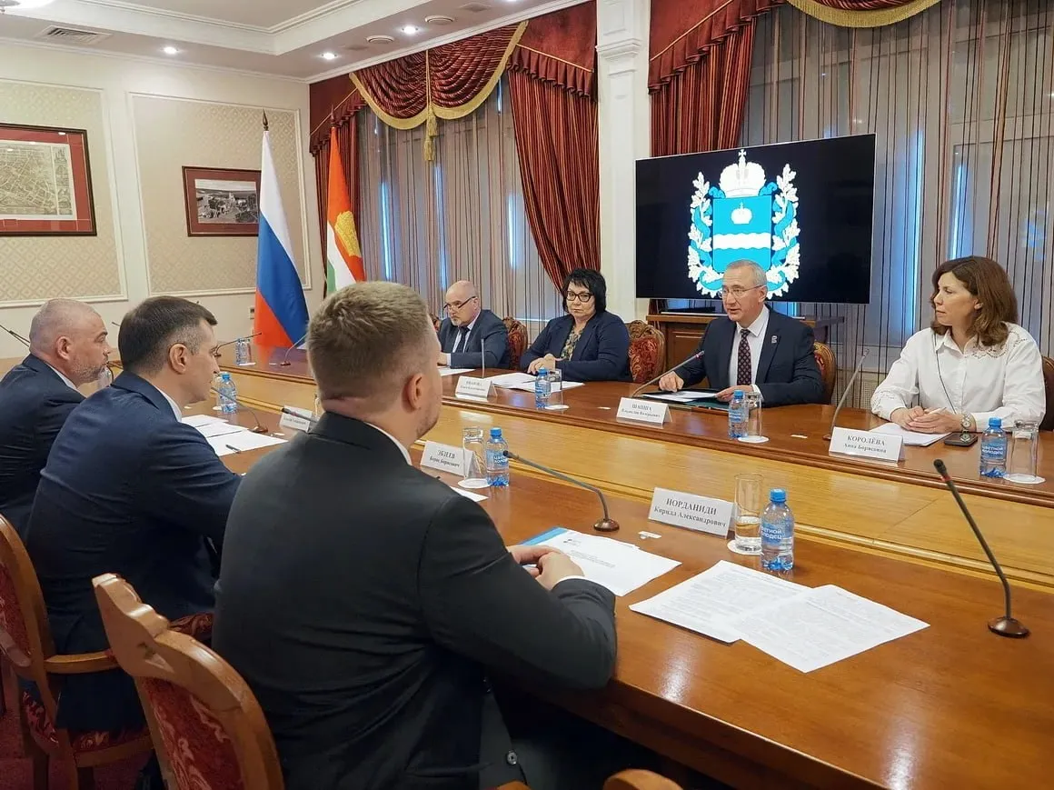 В Калужской области работают над повышением надежности электроснабжения Эту тему и планы по развитию электросетевого комплекса региона обсудили губернатор Владислав Шапша и гендиректор ПАО Россети Центр Борис Эбзеев Несмотря на сложные погодные условия по итогам осенне зимнего периода на 19 снизилось количество технологических нарушений Это результат основательной подготовки с учетом анализа прошлых нештатных ситуаций В нашем регионе где почти половина территории покрыта лесом расчистка просек ЛЭП требует постоянного внимания Важно что по ремонтной программе энергетики запланировали увеличение объемов работ отметил Владислав Шапша Есть планы по обновлению энергообъектов в Малоярославце Большая их часть обветшала и устарела Много нареканий на качество электроснабжения поступало от жителей рассказал глава региона Наш канал в MAX Прислать новость