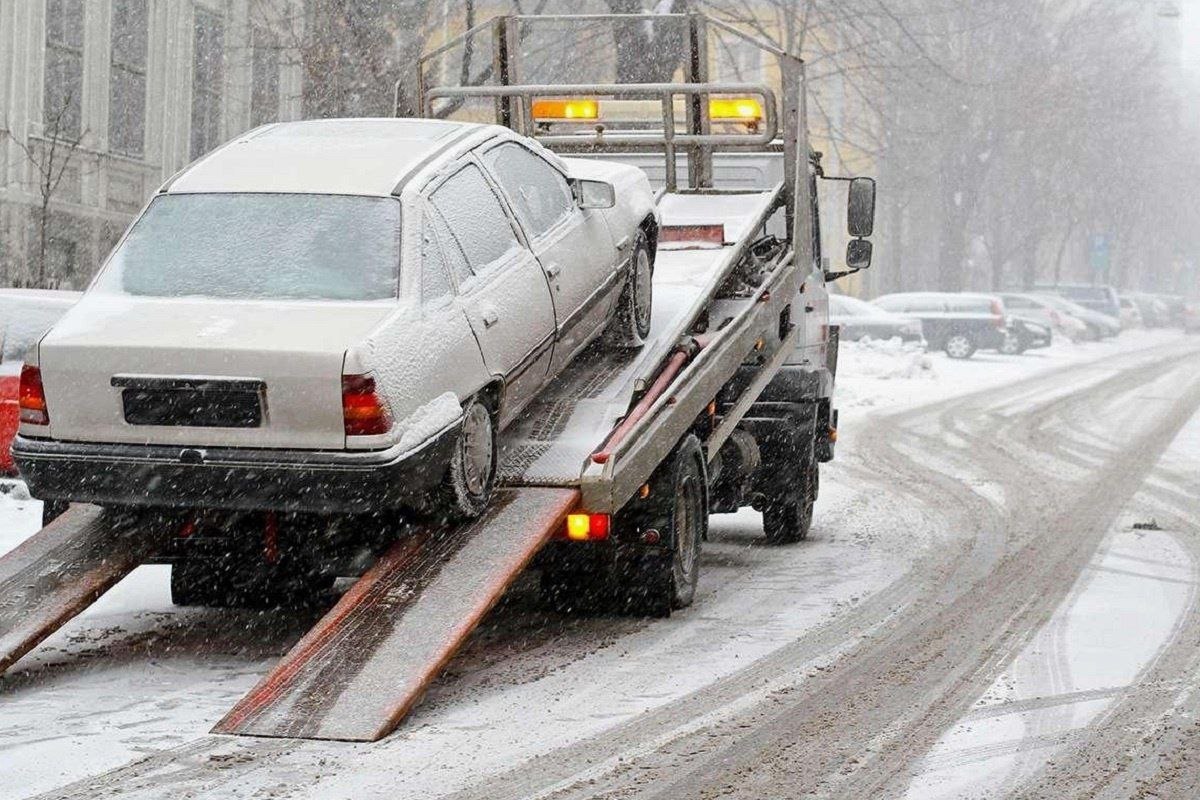 В Подмосковье призвали эвакуировать машины мешающие уборке снега Автомобили блокирующие проезд снегоуборочной техники во дворах могут принудительно переместить на спецстоянку Эвакуация бесплатная а вот хранение за счёт владельца тарифы устанавливают областные или местные власти Штрафы за парковку на тротуаре составляют 1000 рублей   krasnogorsk24