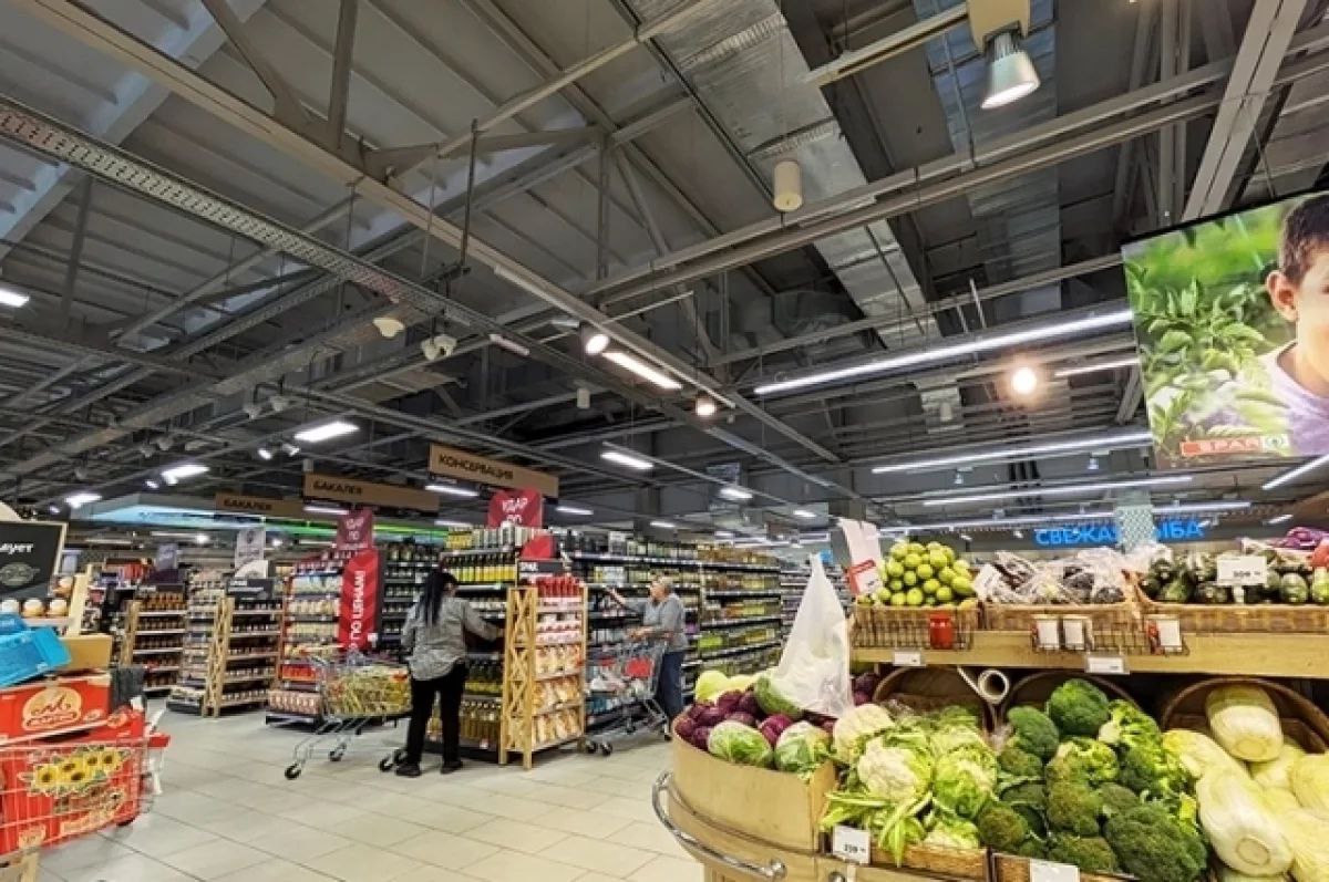 Житель Перми оказался под следствием, оплатив продукты с чужой банковской карты. Как сообщает МВД Пермского края, в апреле 2025 года 34-летний мужчина, возвращаясь домой на велосипеде, нашёл у торгового центра картхолдер и решил его присвоить. Чтобы проверить баланс кредитной карты, он расплатился ею за продукты в магазине. Затем, предложив другу сходить за покупками, пермяк потратил более 10 тысяч рублей. В отношении мужчины возбудили уголовное дело за кражу с банковского счёта по п. «г» ч. 3 ст. 158 УК РФ. Источник ЧП Пермь Прислать новость