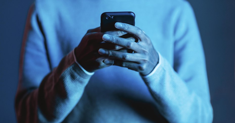 Депутат Госдумы придумал как спасти Telegram от блокировки Вице спикер Госдумы Владислав Даванков собирает подписи под открытым письмом к Павлу Дурову с призывом открыть представительство Telegram в России Депутат указывает что это формальное требование закона и его выполнение может устранить основания для блокировки мессенджера со стороны Роскомнадзора поскольку появится представитель для ведения диалога Подписи собирают через бота ТелеграмЖиви Даванков выразил уважение к Дурову и надеется на защиту общих с ним ценностей свободы слова и цифровых прав Ранее пользователи жаловались на замедление загрузки файлов в РФ что в парламенте назвали мягким намёком В Совете Федерации подтвердили применение мер к Telegram за невыполнение требований по противодействию преступлениям iguides