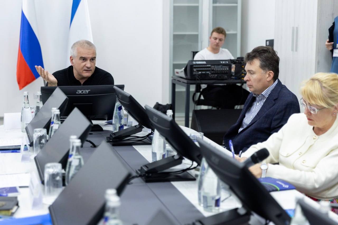 В Крыму внедрят Информационную систему интеллектуального видеонаблюдения Об этом сообщил глава республики Сергей Аксёнов. «Система будет осуществлять сбор и автоматизированную интеллектуальную обработку видеоизображений, а также предоставлять силовым и иным структурам видеопоток и результаты его обработки искусственным интеллектом», — уточнил он. : tg-канал Сергея Аксёнова ВЕСТИ КРЫМ