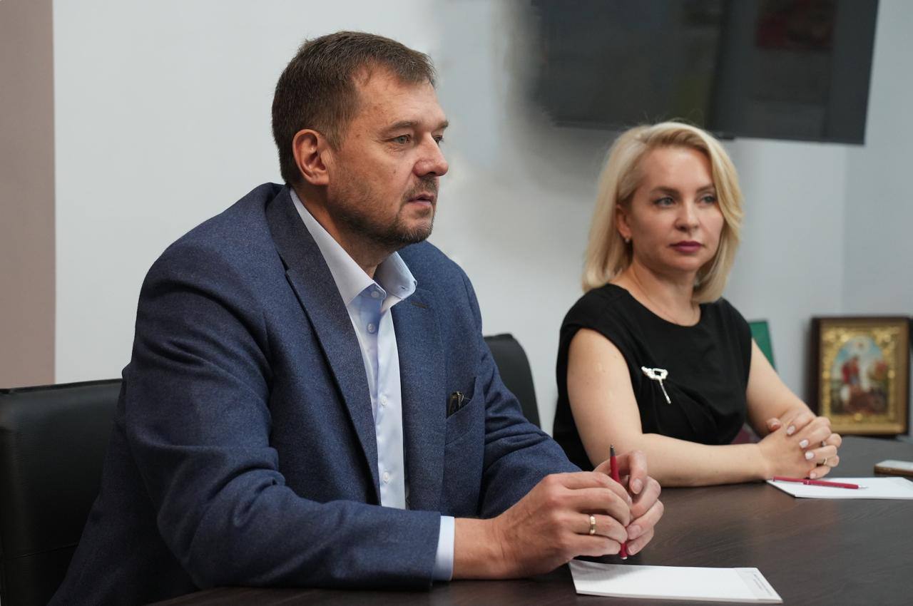 Провел расширенное совещание Администрации Губернатора и Правительства Запорожской области с главами администраций муниципальных образований, где обсудили деятельность органов местного самоуправления по опеке и попечительству в отношении несовершеннолетних, защите их прав, профилактике безнадзорности и правонарушений несовершеннолетних. Вопросы, касающиеся сферы опеки, попечительства, защиты прав и законных интересов детей-сирот и детей, оставшихся без попечения родителей, находятся на постоянном контроле, и эта работа должна быть усилена на уровне органов местного самоуправления. Также должен быть рассмотрен вопрос оплаты труда муниципальных служащих, выполняющих государственные функции по опеке и попечительству в городских и муниципальных округах Запорожской области. Это дополнительная нагрузка для муниципальных служащих, работа, требующая большой ответственности и полной самоотдачи. Необходимо внести изменения в методику расчета заработной платы муниципальных служащих, выполняющих отдельные государственные полномочия. Отдельно акцентировал внимание на том, что работа с правоохранительными органами в части профилактической работы в отношении несовершеннолетних в муниципалитетах должна быть усилена, как и реагирование в помощи семьям, оказавшимся в социально опасном положении. Кроме того, необходимо постоянно учиться в этом вопросе, изучать и применять лучшие практики других субъектов Российской Федерации. Должно быть полностью отлажено социальное сопровождение, консультирование по конкретным жизненным ситуациям, оценка рисков семейного неблагополучия, трудной жизненной ситуации, постоянная связь и помощь от специалистов.