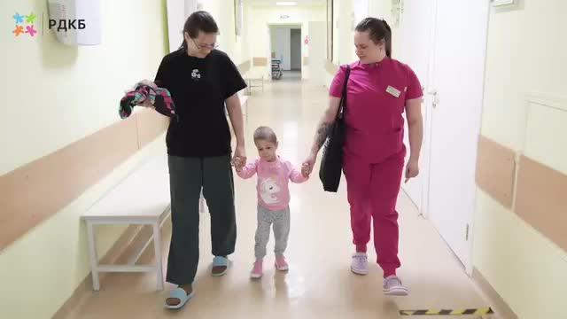 Трехлетняя девочка из Уфы, выброшенная отцом, готовится к встрече Нового года дома