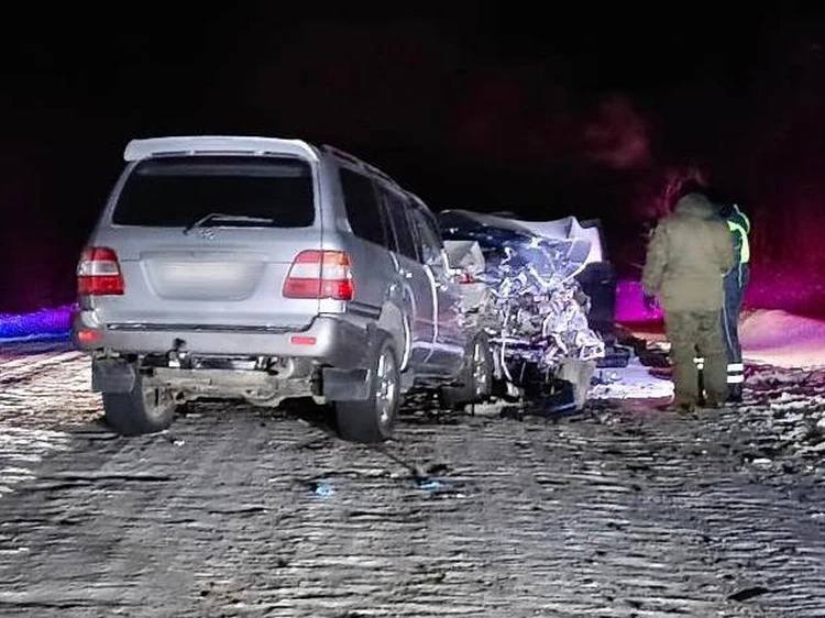 В Иркутской области в страшном ДТП погибли три человека Авария произошла в Казачинско Ленском районе Водитель Lexus выехал на встречную полосу и столкнулся с Toyota Land Cruiser В результате лобового столкновения предполагаемый виновник и один из его пассажиров погибли на месте автоаварии ещё один пассажир женщина скончалась в медучреждение