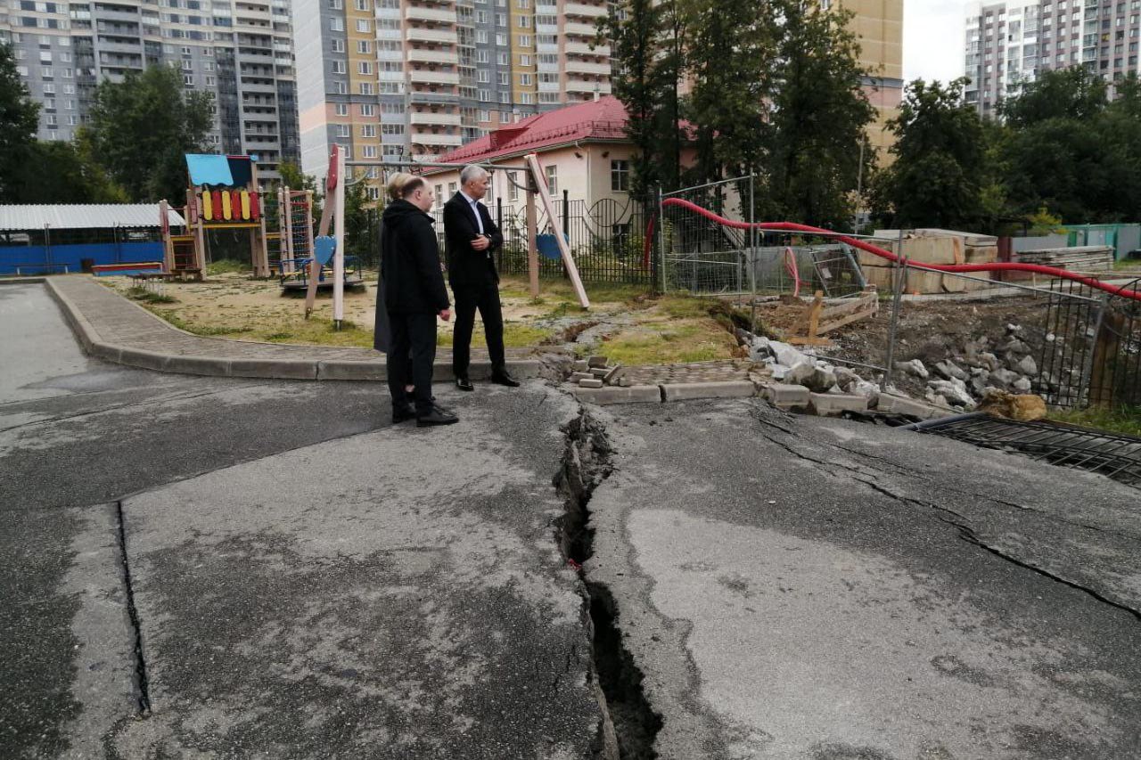 Заместитель главы Екатеринбурга Рустам Галямов сегодня снова выезжал к дому на Раевского, 4, где после начала строительных работ по соседству возникли глубокие трещины в земле. Здесь он встретился с инициативной группой жильцов. В ходе встречи он пообещал организовать и провести тщательную независимую экспертизу проекта строящегося «Атомстройкомплексом» дома, под который готовился котлован. Рустам Галямов не исключил отзыв разрешения на строительства на данном участке, сообщает Телеграм-канал «Екатеринбург.Главное». «Уже сейчас видны проблемы, которые возникли в процессе подготовки «нулевого» цикла, например, расчет шпунтового ограждения котлована. Возможны ошибки в геологических изысканиях. Очевидно, что застройщик должен был сразу переработать проект после подвижки грунтов. Так или иначе, но мы привлекаем независимых экспертов, которые в течение короткого промежутка времени дадут заключение», — рассказал жителям дома Рустам Галямов. : tg «Екатеринбург.Главное».