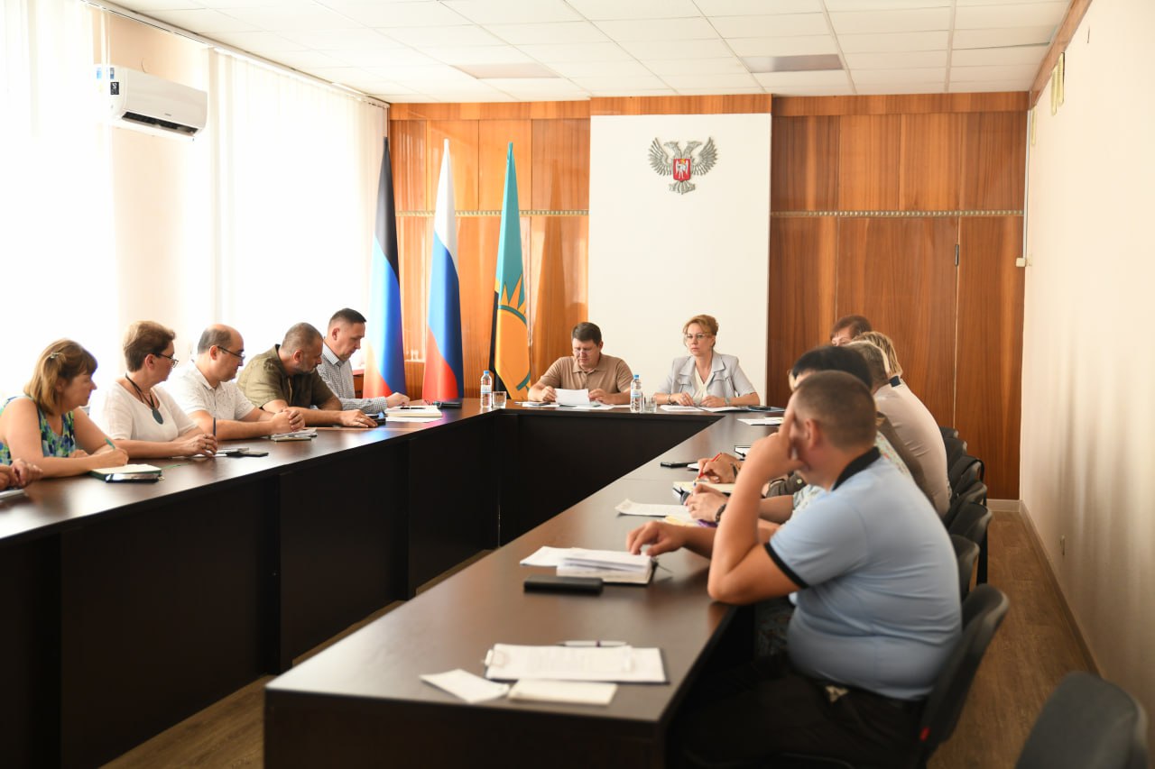 Вопросы здоровья населения находятся под пристальным вниманием Главы ДНР Дениса Владимировича Пушилина. Поэтому по его поручению во всех муниципалитетах Республики созданы штабы по здравоохранению, ключевая задача которых – повысить качество и доступность медицинских услуг для жителей. На очередном заседании штаба в Макеевке продолжилось обсуждение актуальных вопросов и вызовов, которые сегодня стоят перед сферой здравоохранения. Приняла участие в его работе. Одна из проблем, которая волнует наших граждан – это очереди в медучреждениях. Для ее решения запущена горячая линия «1-500», позвонив на которую можно дистанционно, без посещения регистратуры записаться на прием к первичным и узкопрофильным специалистам, а также уточнить графики работы медучреждений. С 1 августа такая возможность будет открыта для всех городов и районов Республики. А с 15 августа по номеру 1-500 можно будет записаться также на КТ и МРТ. Там, где медиков не хватает, продолжают работать бригады врачей медицинского патруля «Здоровье». Также по поручению Главы ДНР работает «Автопоезд здоровья», где все желающие могут сделать флюорографию, электрокардиограмму, маммографию, измерить артериальное и внутриглазное давление, сдать необходимые анализы. Для детей организована возможность проходить медосмотры не только среди рабочей недели, но и по субботам. Денис Владимирович Пушилин поручил расширить дни приема для удобства работающих родителей. На базе 12 медучреждений узкопрофильные специалисты принимают детей вне зависимости от места проживания. Кроме того, в рамках федерального проекта «Здравконтроль» в ДНР начали работу открытые чаты, где каждый может задать вопрос о работе медучреждений и оперативно получить от них ответ. Продолжаем делать медицину лучше и доступнее.