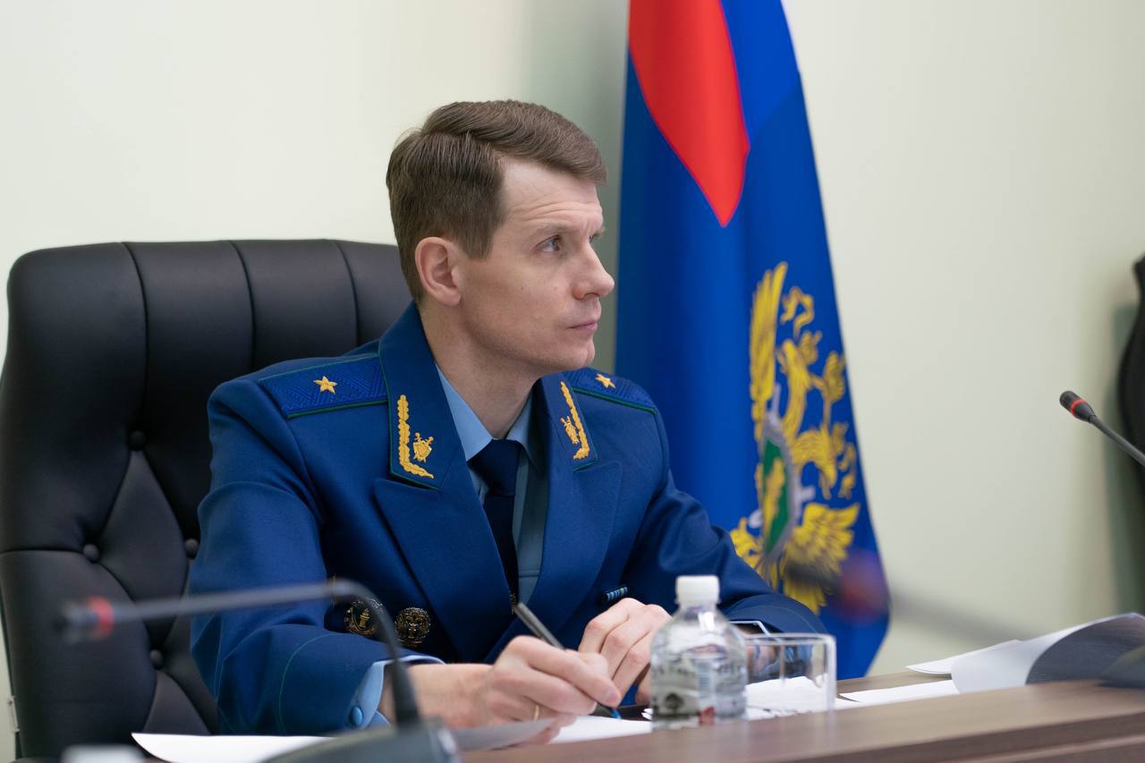 Под председательством прокурора края Виталия Степанова состоялось заседание межведомственной рабочей группы по противодействию коррупции  В мероприятии приняли участие руководители правоохранительных и контролирующих органов края.  Участники заседания обсудили результаты работы по выявлению и раскрытию преступлений коррупционной направленности, возмещению вреда, причиненного актами коррупции, и профилактике коррупционных проявлений в обществе.  Особое внимание уделено вопросам целевого расходования бюджетных средств, соблюдения законности при строительстве, ремонте и обслуживании дорог, распоряжении государственным и муниципальным имуществом.  По итогам совещания выработаны мероприятия, направленные на эффективное межведомственное взаимодействие в целях привлечения виновных лиц к уголовной ответственности, а также устранения негативных последствий коррупционных правонарушений.