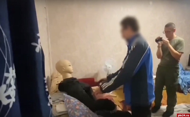 Убившего соседей за громкую музыку псковича отправили на принудительное лечение Установлено, что мужчина, страдающий психическим заболеванием, испытывая к проживающим в квартире этажом выше соседям личную неприязнь, обусловленную громкими звуками музыки, доносившимися из их квартиры, прошел в жилое помещение указанных лиц и с помощью острого металлического предмета нанес женщине и её сыну, каждому, множественные удары в область шеи и тела, от которых потерпевшие скончались на месте происшествия.