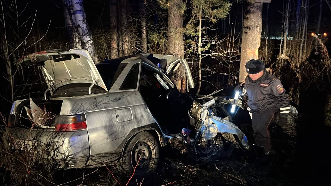Под Верхней Пышмой в машине врезавшейся в дерево погибла 18 летняя девушка Все произошло в восьмом часу вечера на дороге Подъезд к пос Красный В машине ВАЗ 2110 ехала компания молодых людей За рулем 19 летний парень На пассажирских местах четыре девушки По предварительной информации водитель не справился с управлением съехал с дороги и врезался в дерево Его и трех пассажирок увезли в больницу с травмами различной степени тяжести Еще одна девушка 18 лет скончалась до прибытия медиков Подпишись на КП Екатеринбург Мы в Max