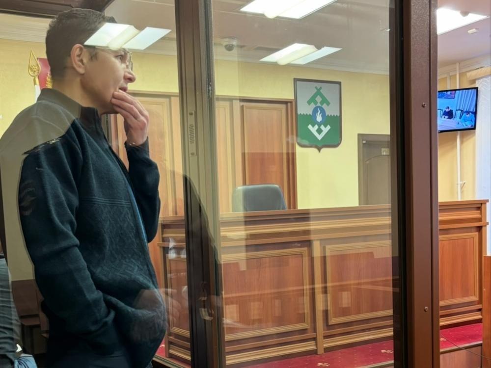 В НАО на суде над экс чиновником Полугрудовым адвокат Собчак совершил неожиданный манёвр 29 января в Нарьян Марском городском суде произошло странное событие В тот день в суде рассматривалось дело в отношении бывшего начальника управления государственного заказа Ненецкого автономного округа Полугрудова В процессе заседания судья объявил перерыв во время которого адвокат Полугрудова Олег Собчак оставил вещи одежду и документы на столе после чего вышел из здания сел в машину и уехал в окружную больницу В медучреждении у него ВДРУГ вскрылось некое хроническое заболевание Там же ему СРАЗУ выписали больничный Разумеется продолжить заседание без адвоката судья не мог Теперь все ждут выздоровления Собчака Дело напомним вышло на финишную прямую Суд перенесён на 16 февраля 2026 года Напомним экс начальник управления госзаказа НАО Полугрудов обвиняется в хищении бюджетных средств на общую сумму 24 6 млн рублей Причём не просто а в составе ОПГ Ранее по запросу прокуратуры ему изменили формулировку увольнения на в связи с утратой доверия Фото со страницы ВК Светланы Полугрудовой