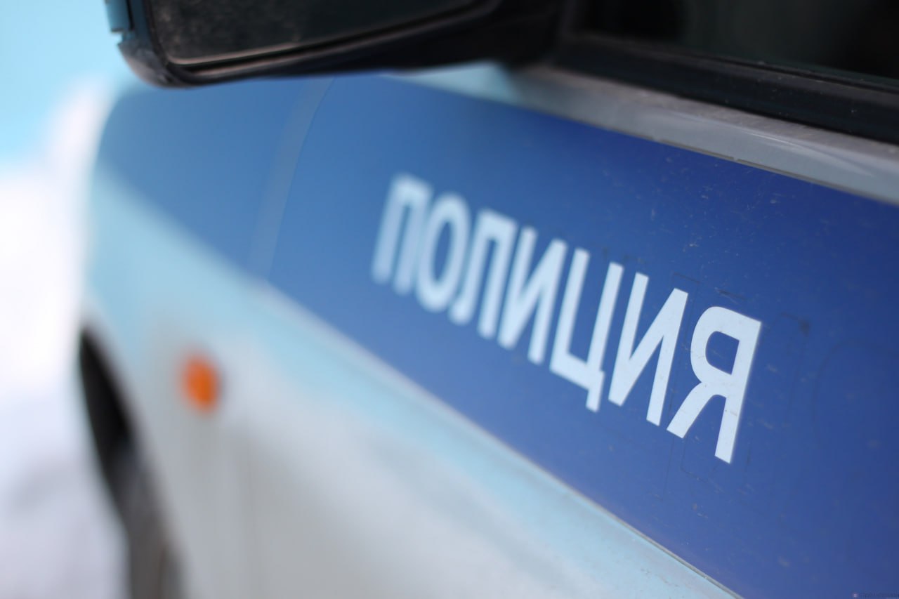 Раскрываемость преступлений в Ростовской области составила 55% В регионе более половины преступлений раскрываются. Об этом на пресс-конференции рассказал начальник ГУ МВД по Ростовской области генерал-лейтенант полиции Александр Речицкий. «В Ростовской области раскрываемость особо тяжких преступлений составила 68,8%, в том числе было раскрыто донской полицией 46 убийств и 175 грабежей. Общая раскрываемость — 55,2%», — отметил Речицкий. При этом полиция провела 151 мероприятие в 2025 году на проверку законности пребывания мигрантов в Ростовской области. Выявлено почти 6000 нарушений: 1255 человек были депортированы, еще 1500 лишились права въезда в донской регион. Подписаться на "Новости Ростова" Прислать новость