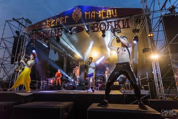 Фестиваль «Берег Маугли» тоже отменили из-за угрозы атаки БПЛА. Мероприятие должно было пройти 25-27 июля, теперь его перенесли на 2026 год. «В связи с требованиями министерства региональной безопасности Нижегородской области, к сожалению, вынуждены сообщить вам о переносе фестиваля», — сообщили организаторы. Ранее по той же причине был отменен и фестиваль «Русская Тоскания». Руслан Самарин Подписаться Прислать новость
