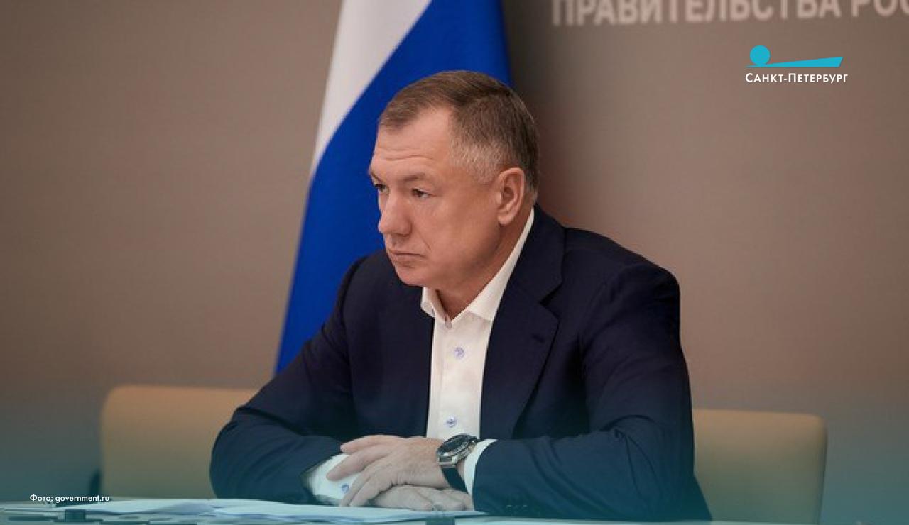 Марат Хуснуллин подвел итоги работы строительной отрасли на заседании президиума Правкомиссии по региональному развитию Завершается первый год реализации нового национального проекта Инфраструктура для жизни который стал главным вектором нашей работы на ближайшие 6 лет В первую очередь он направлен на то чтобы у людей в регионах появилось все необходимое для комфортной жизни То что определяет качество жизни людей где они живут куда ходят где работают и отдыхают Благодаря системным решениям постоянному вниманию и контролю со стороны Президента оперативной работе Правительства личному участию Председателя Правительства конструктивному взаимодействию с Администрацией Президента Федеральным Собранием штабной работе с главами регионов строительная отрасль в текущем году продолжила активный рост сказал Марат Хуснуллин Он подчеркнул что ввод жилья по итогам года прогнозируется в объеме около 107 млн кв метров 0 73 кв метра на человека В том числе благодаря беспрецедентным мерам по льготной ипотеке Наши новости в Телеграм VК ОK MAX