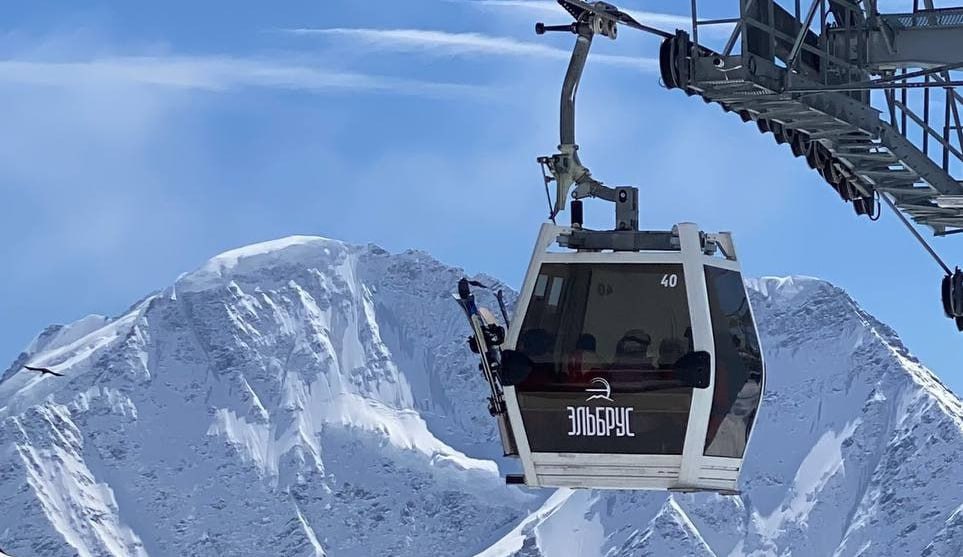 Горнолыжный курорт Эльбрус первым в стране открывает трассу для катания и новый горнолыжный сезон Это произойдет сегодня 1 ноября проехать можно будет по самой верхней трассе Гарабаши Мир на Эльбрусе которую так рано еще никогда не открывали Это спуск с 3847 до 3500 метров